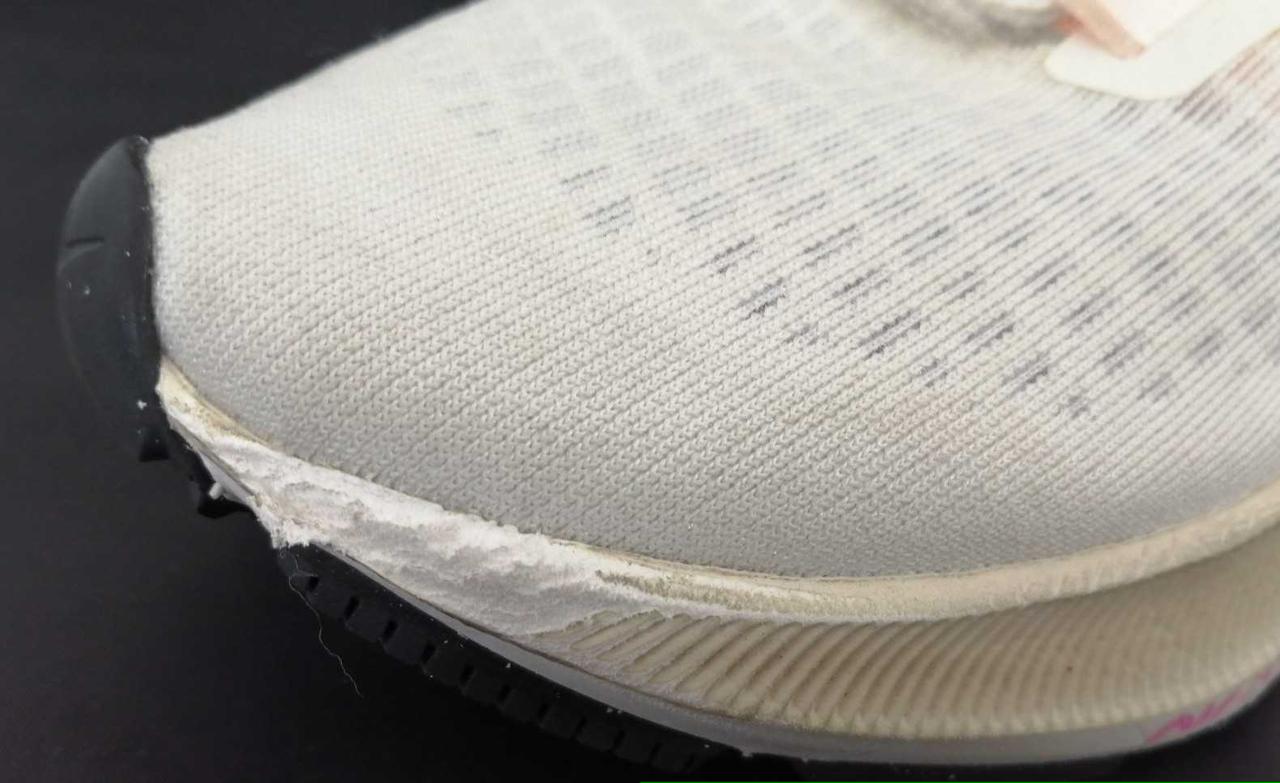 左足つま先削れ