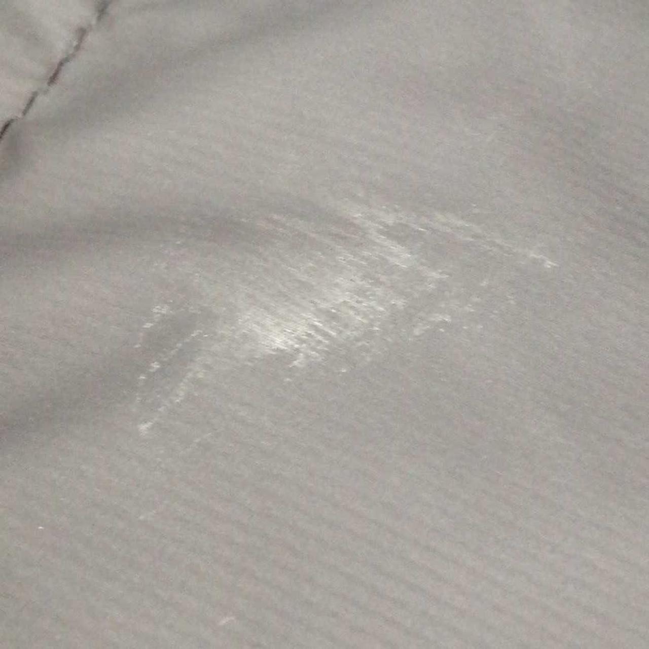 肩あたりに汚れあります