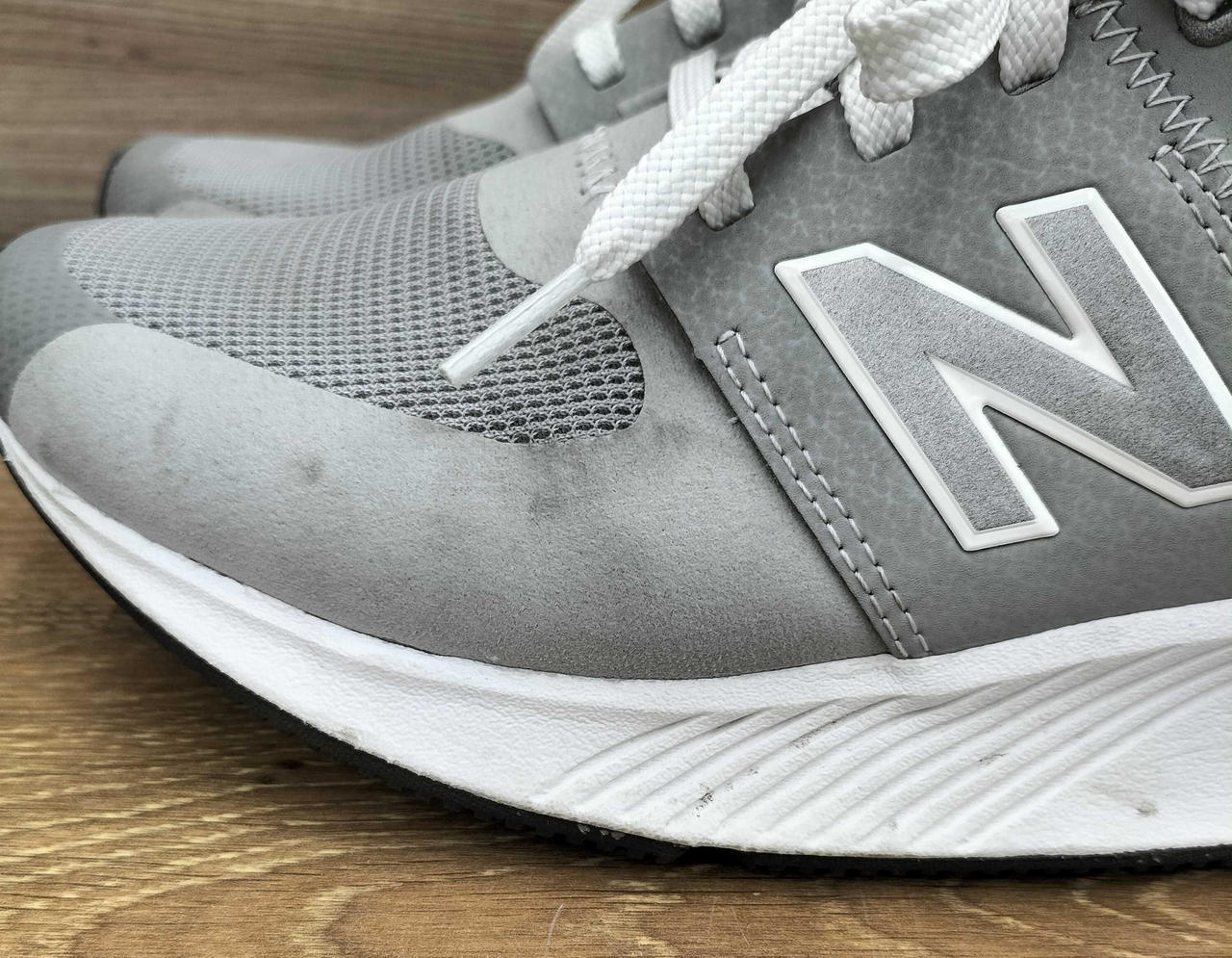 左足外側ヨゴレあります。