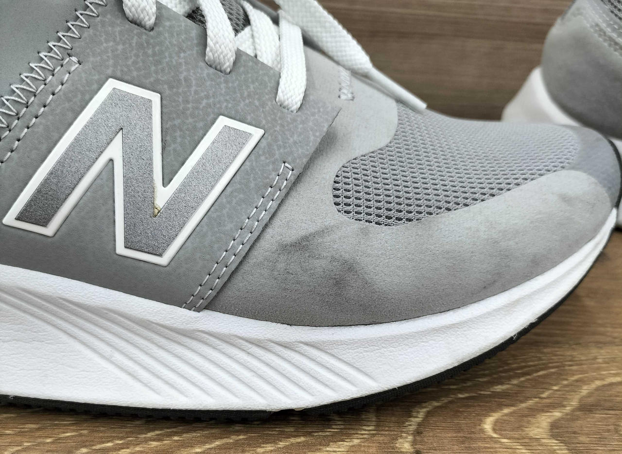 右足外側ヨゴレあります。