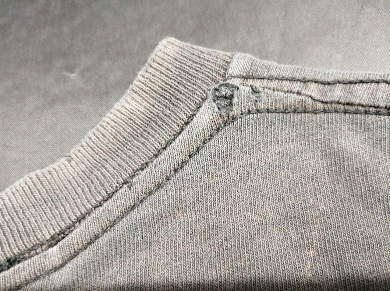 右肩、穴空いてます