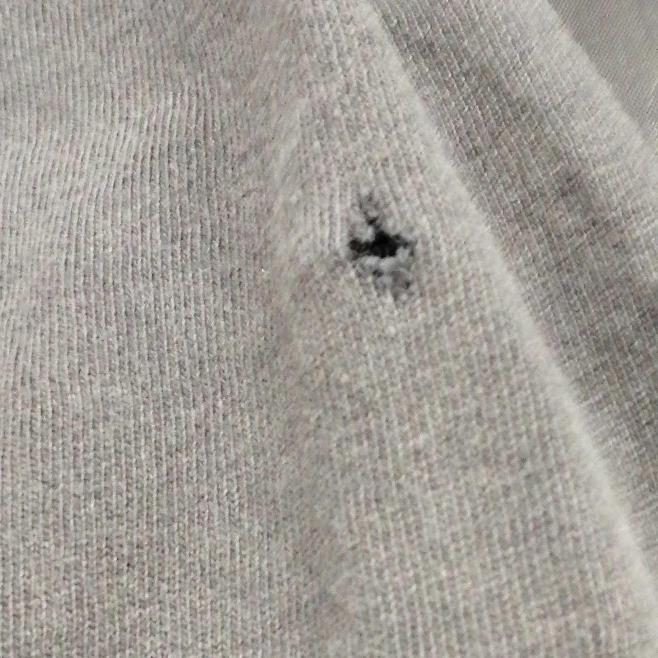 後ろの右下、穴空いてます