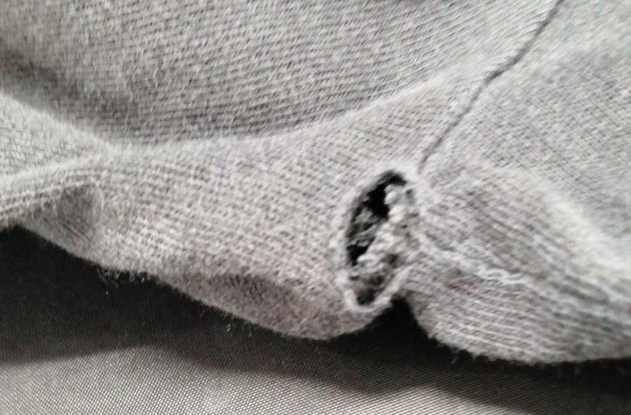 右脇に穴空いてます