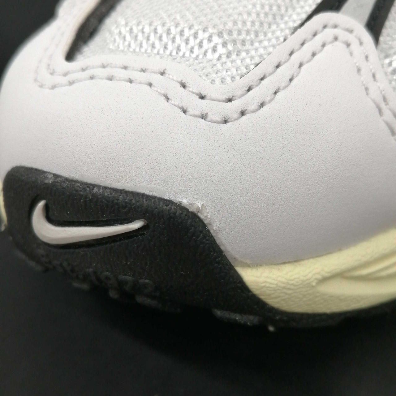 つま先部分に剥げあり