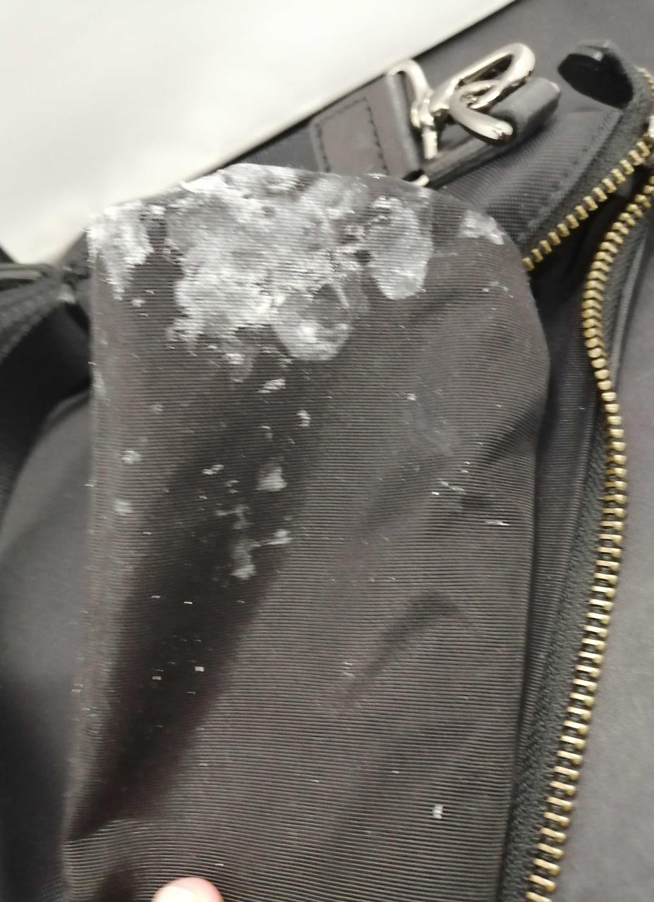 中のファスナー内側汚れあり