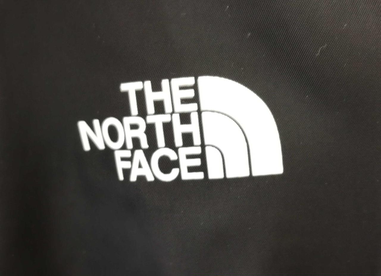 左の胸の所です