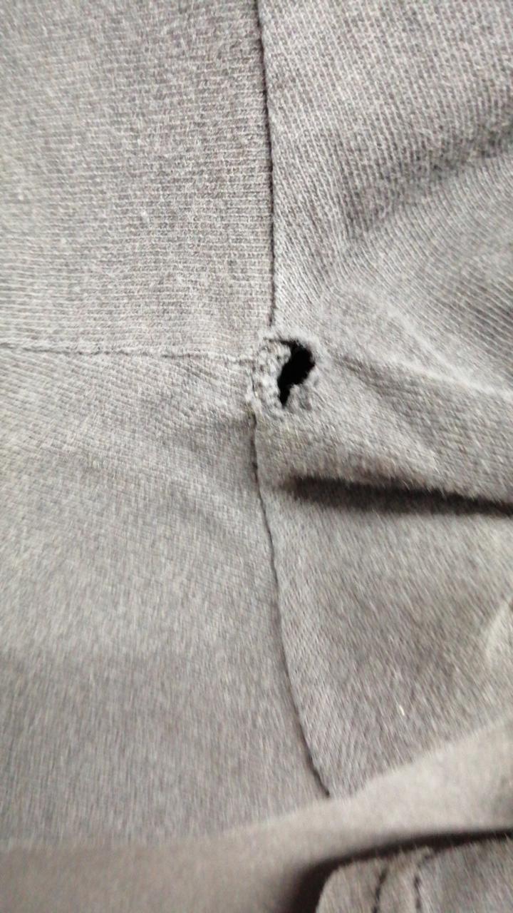 左脇に穴空いてます