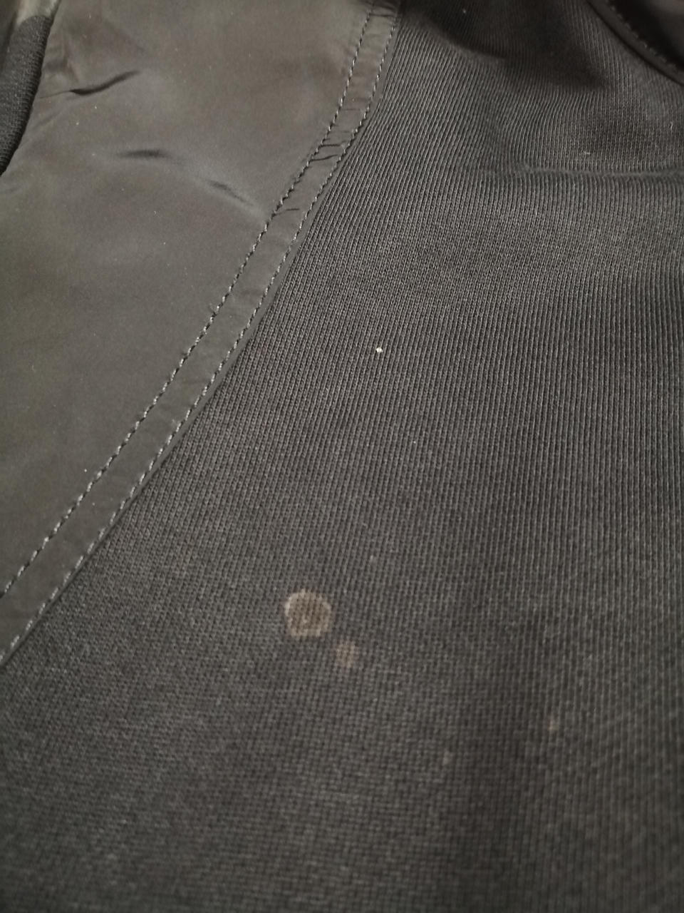 右胸に汚れあります