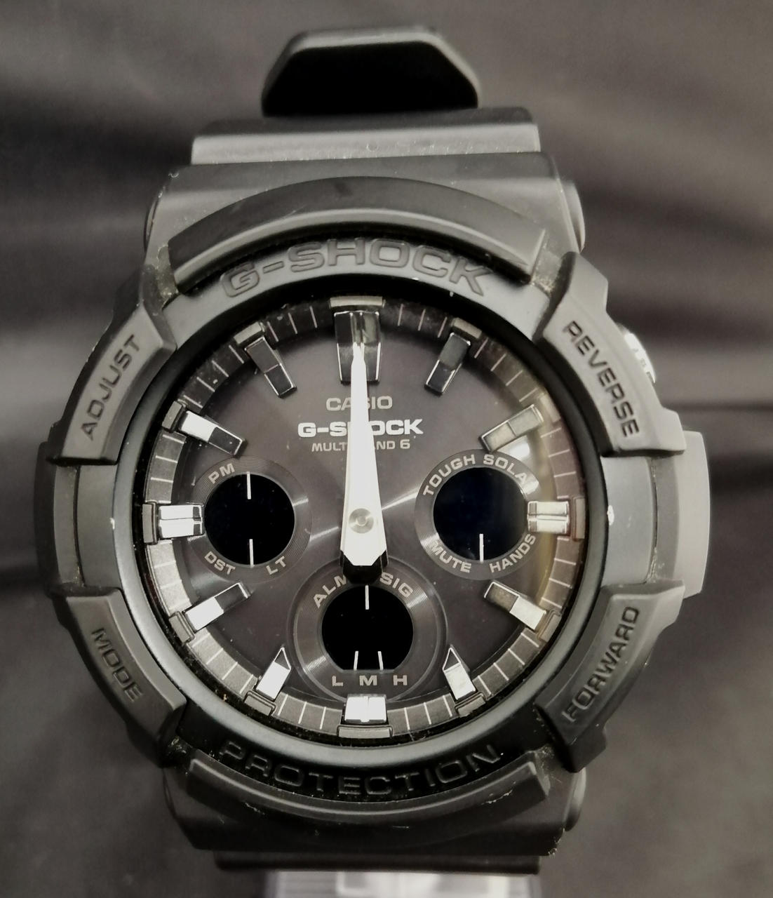 ソーラー式です
光にしばらく当てて下さい