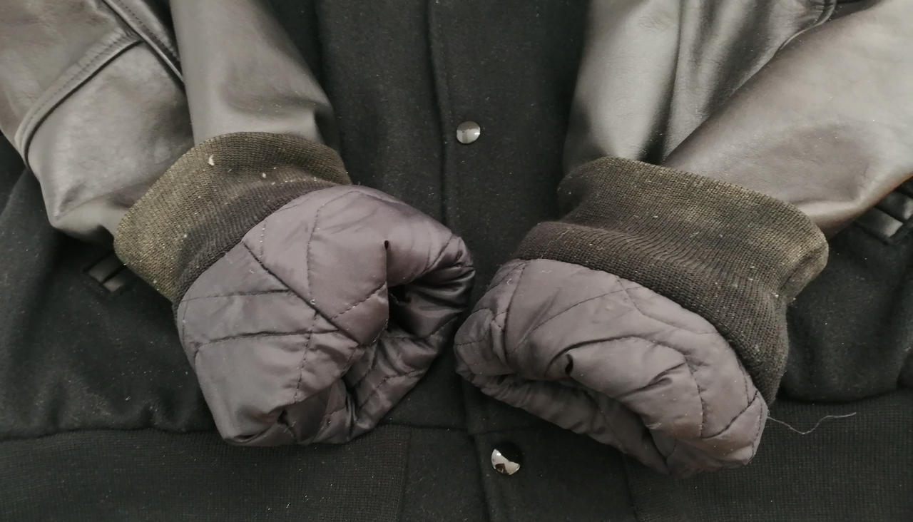 両袖汚れあります