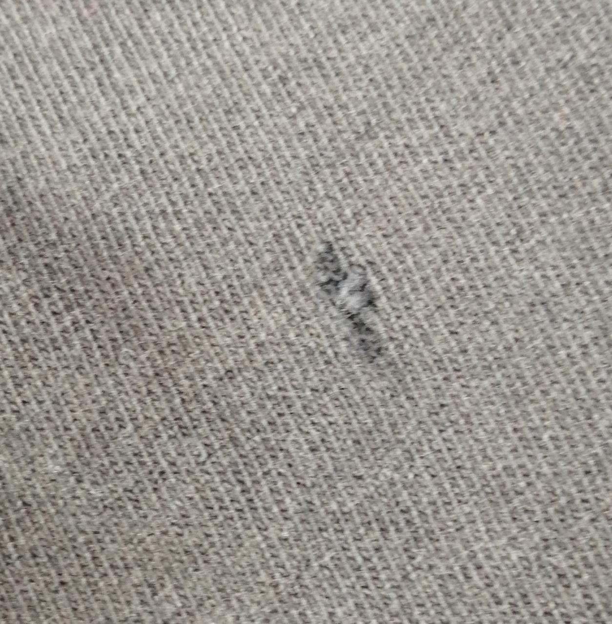 後ろの左下、穴空いてます