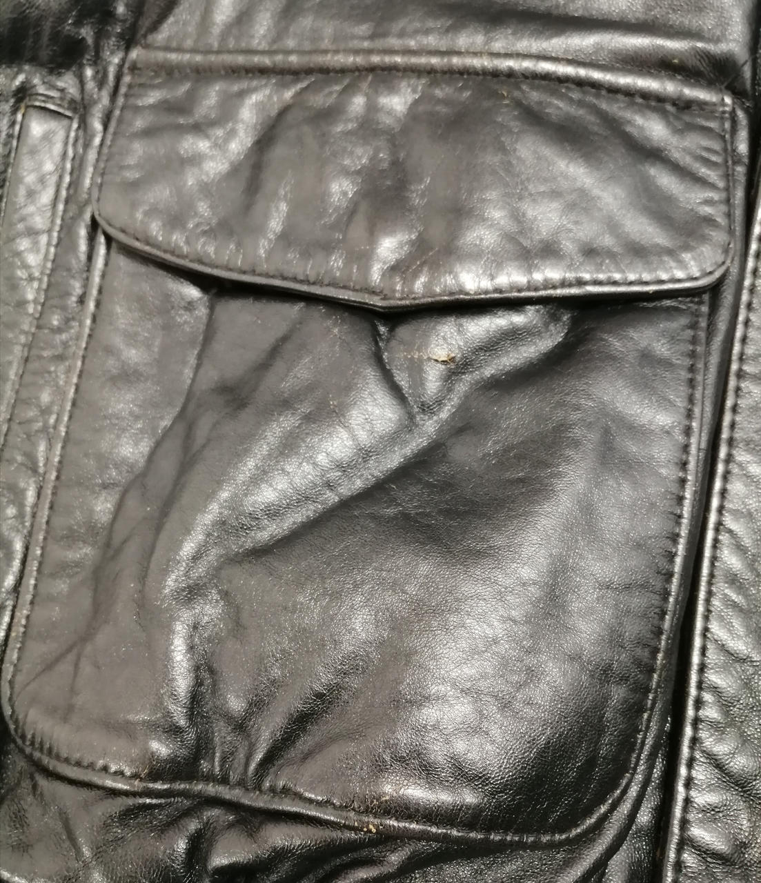 右のポケット剥がれあります