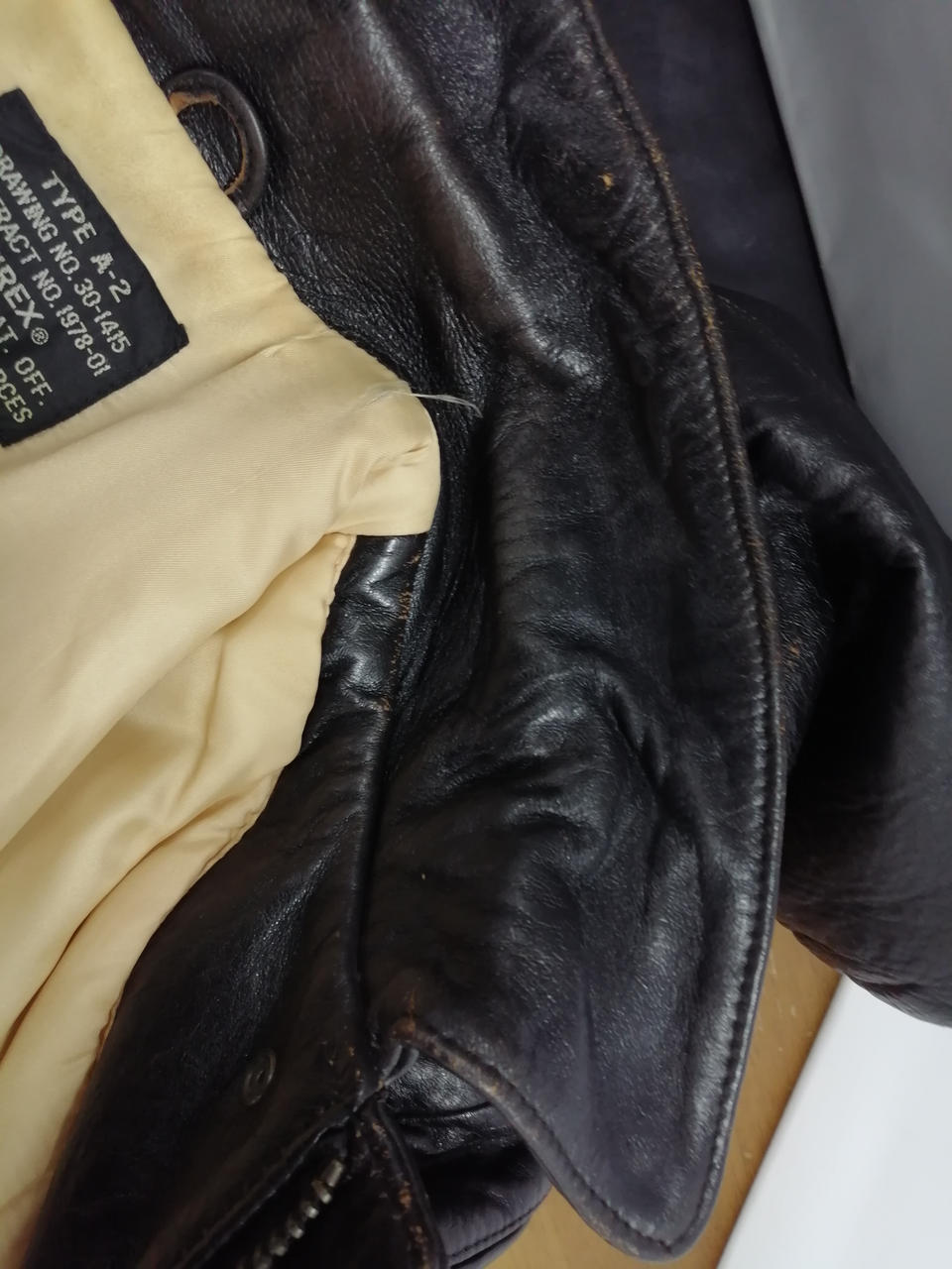 右の肩剥がれあります