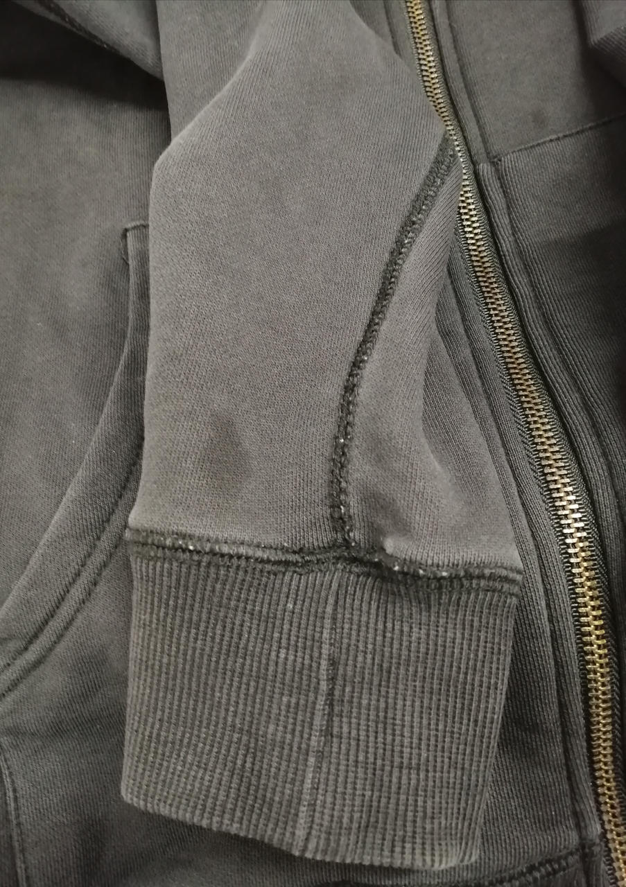 右手首汚れあります