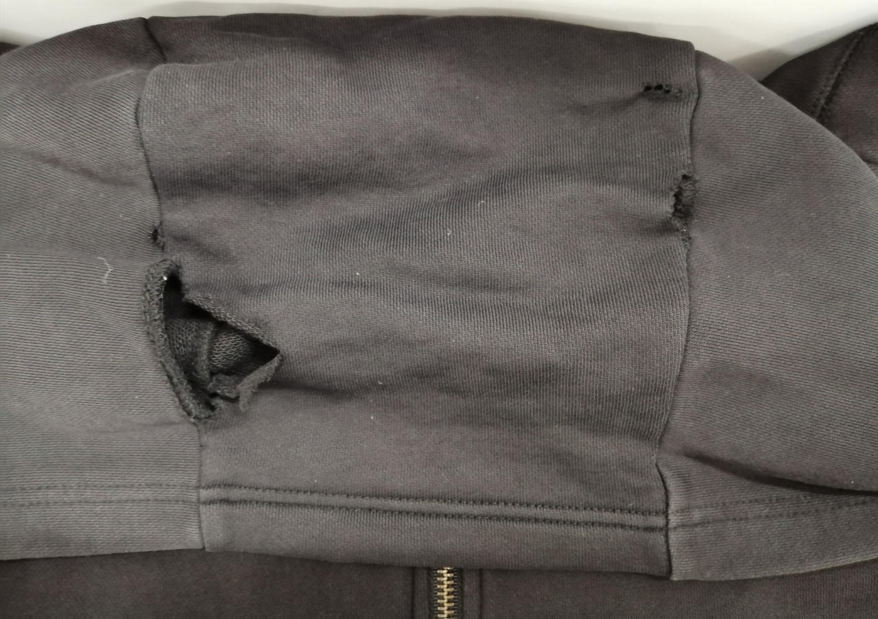 フード穴空いています