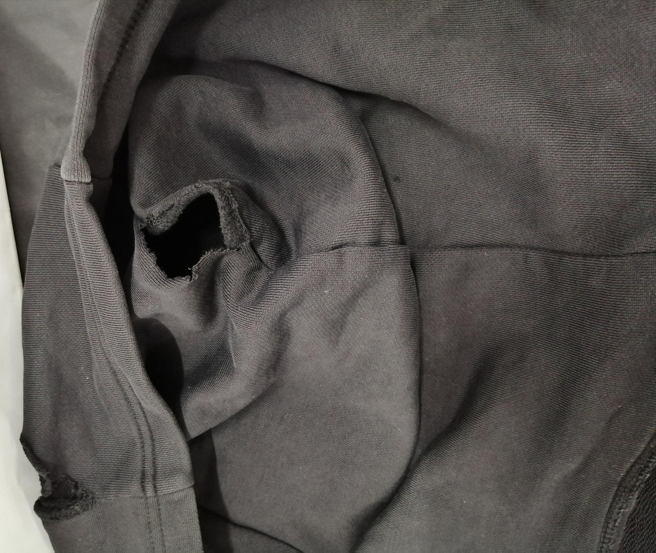 フード右側穴空いてます