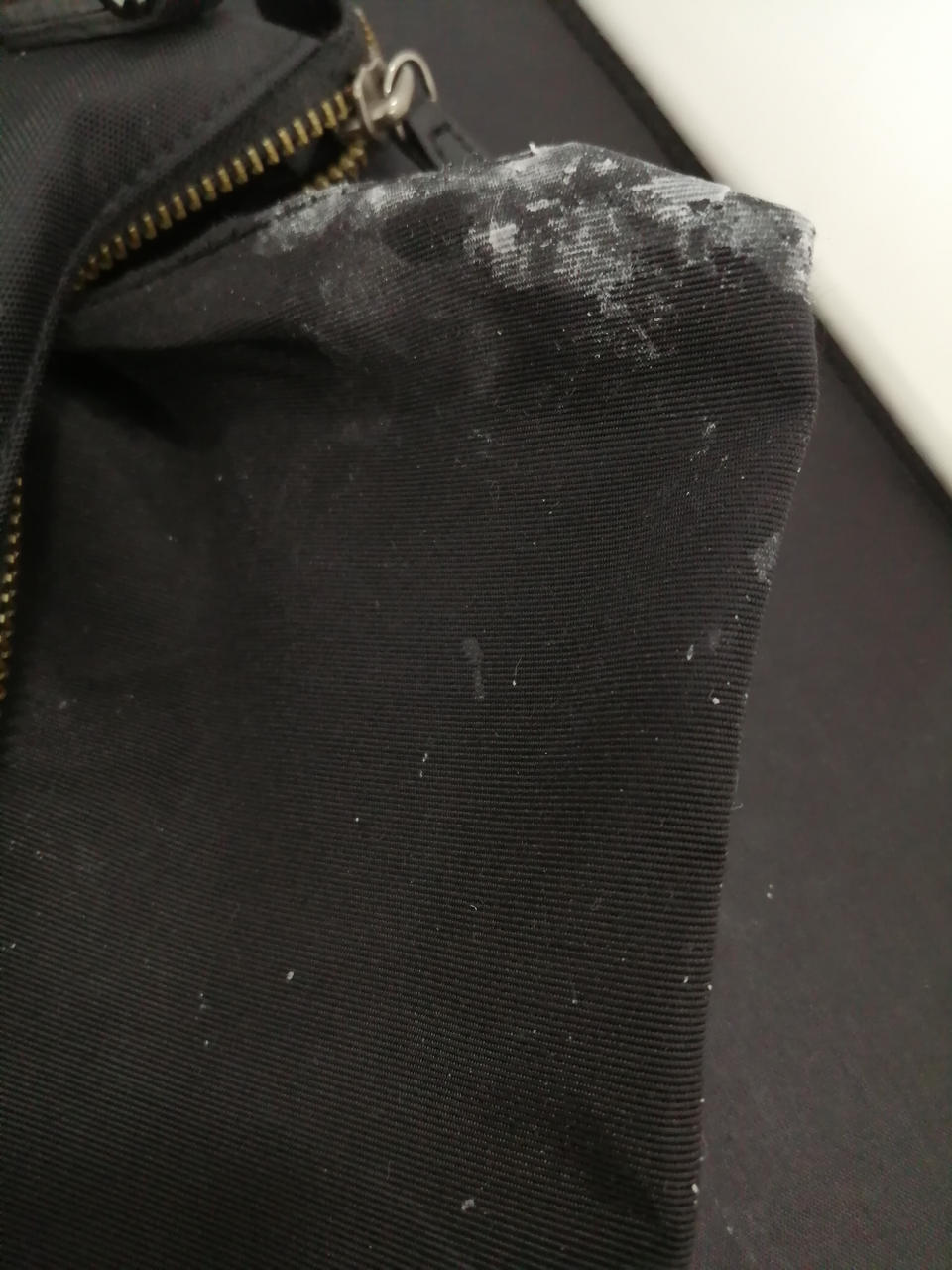 中のファスナー内側汚れあります