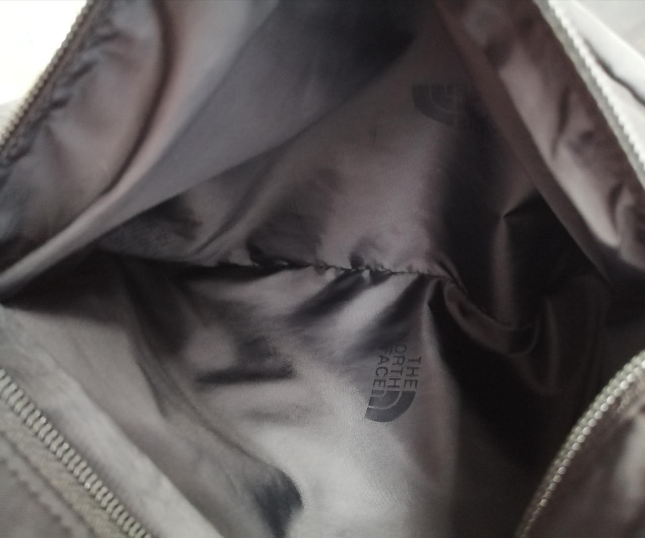 左の胸辺りのポケットあります