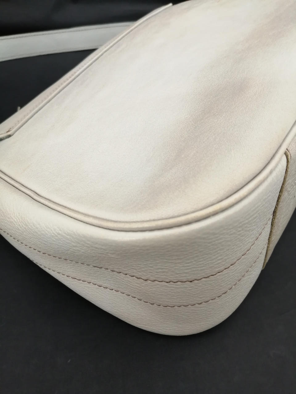 角の汚れ、背面の汚れあり