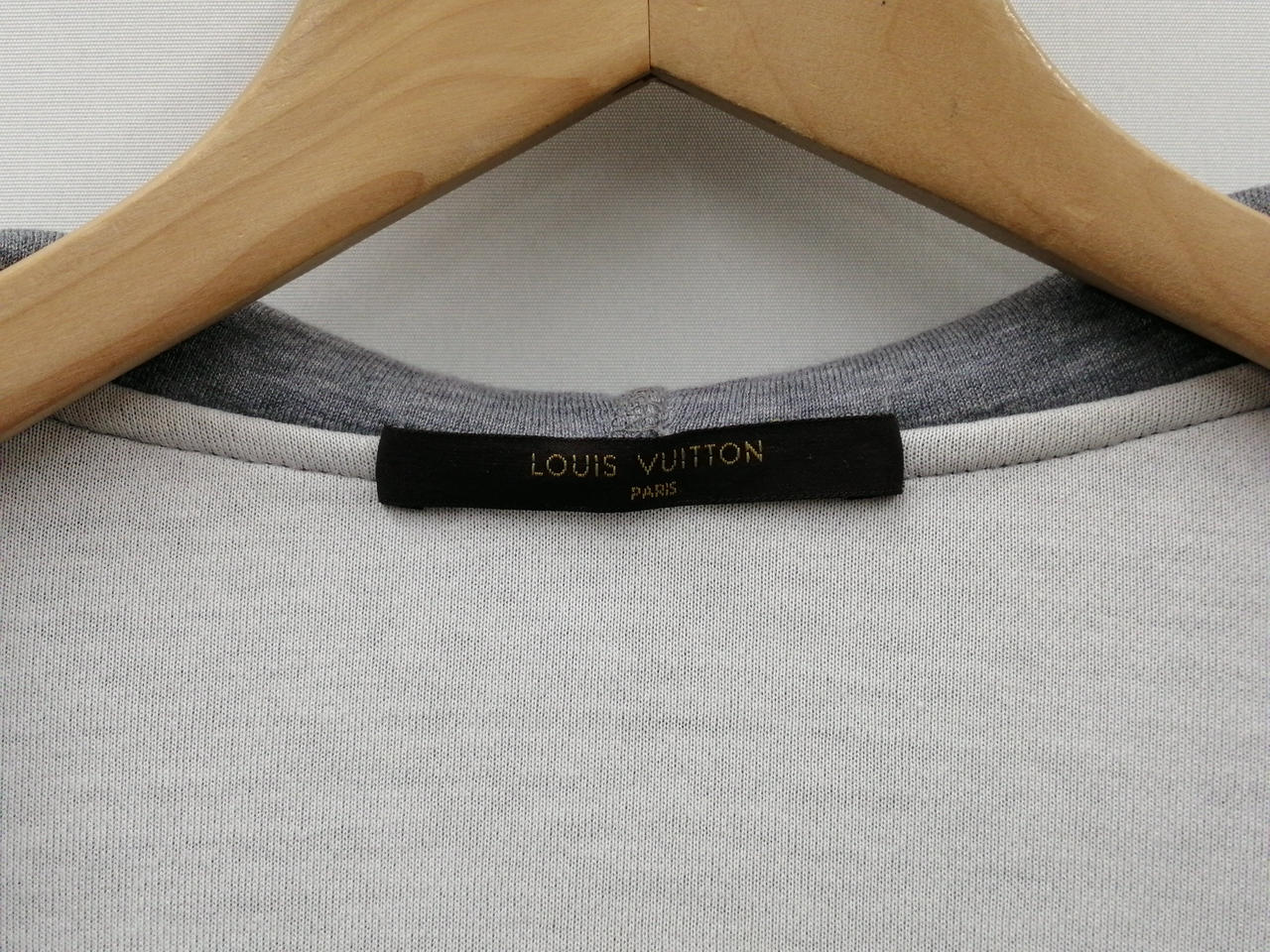 縁に薄く黄ばみあり