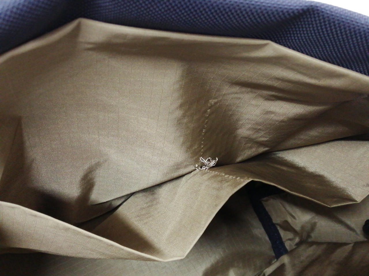 内ポケット仕切り糸が解けてます