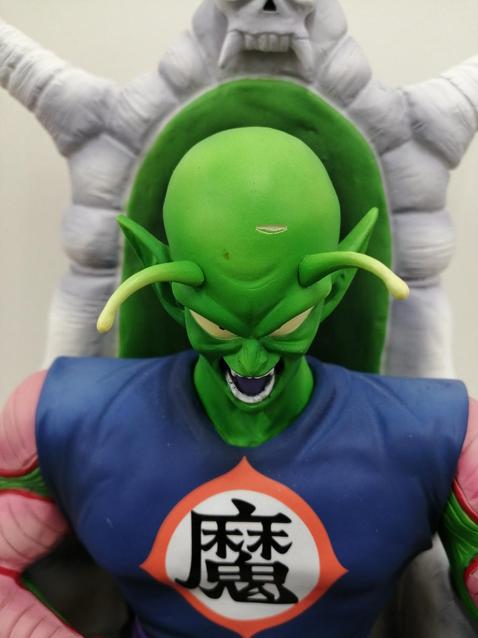 額にキズあり、触覚色落ちあり。