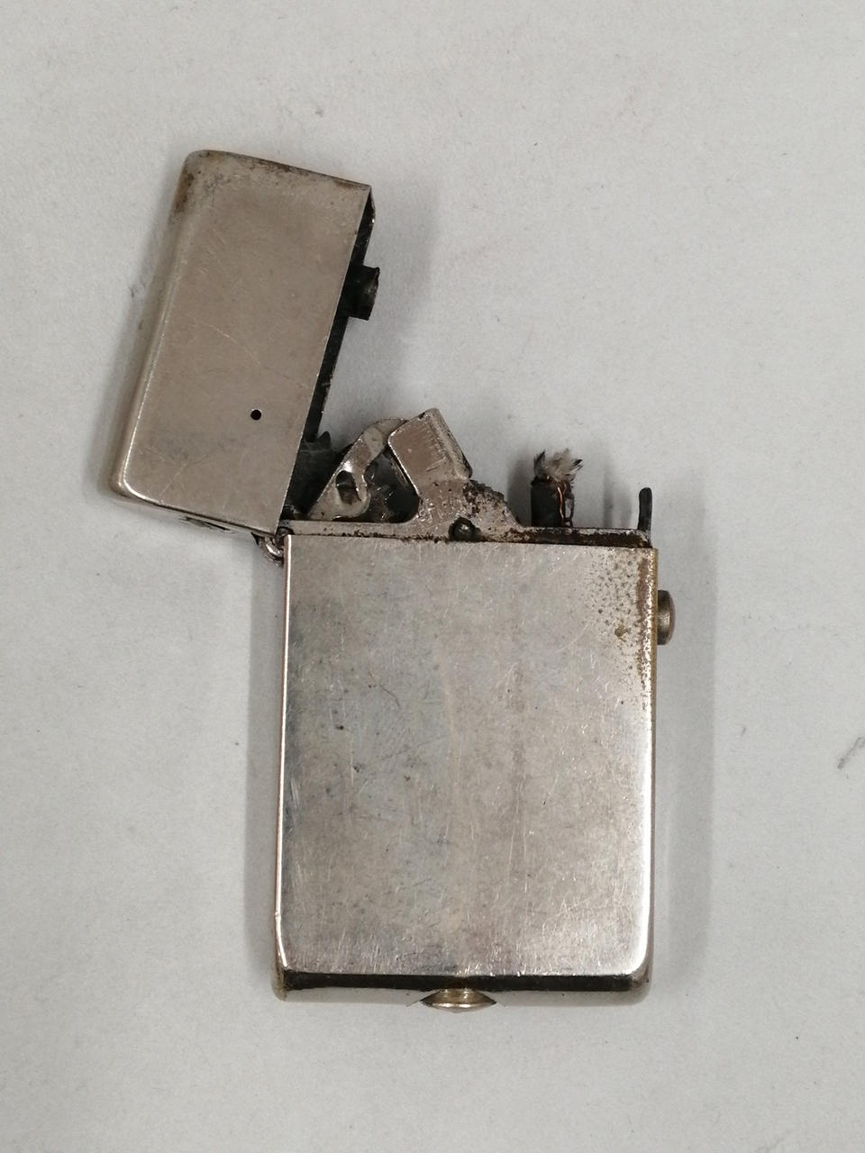 ボタンを押すとリッドが跳ね上がります。