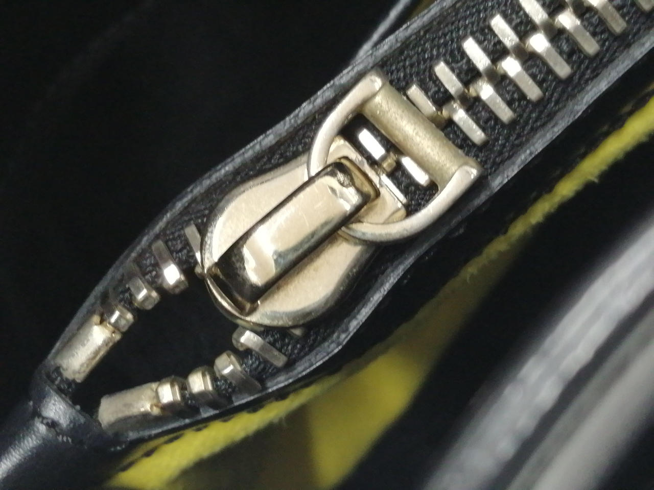 ファスナー引き手欠品