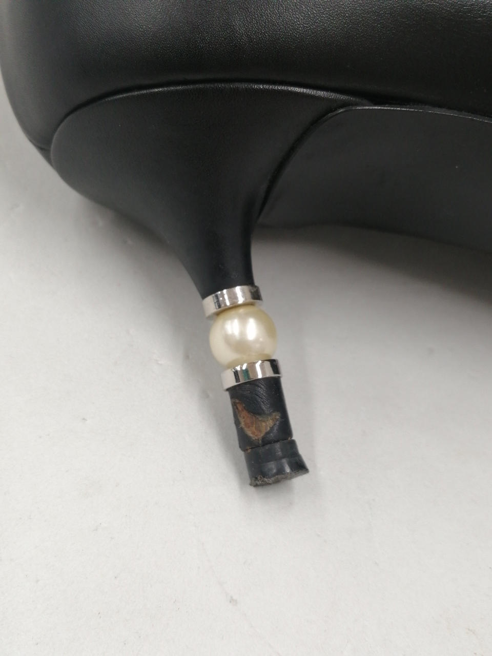 右足ヒール削れ