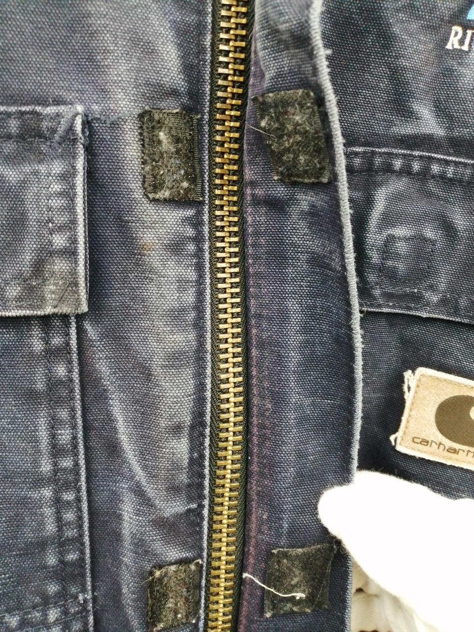 ファスナー周り赤く変色しています