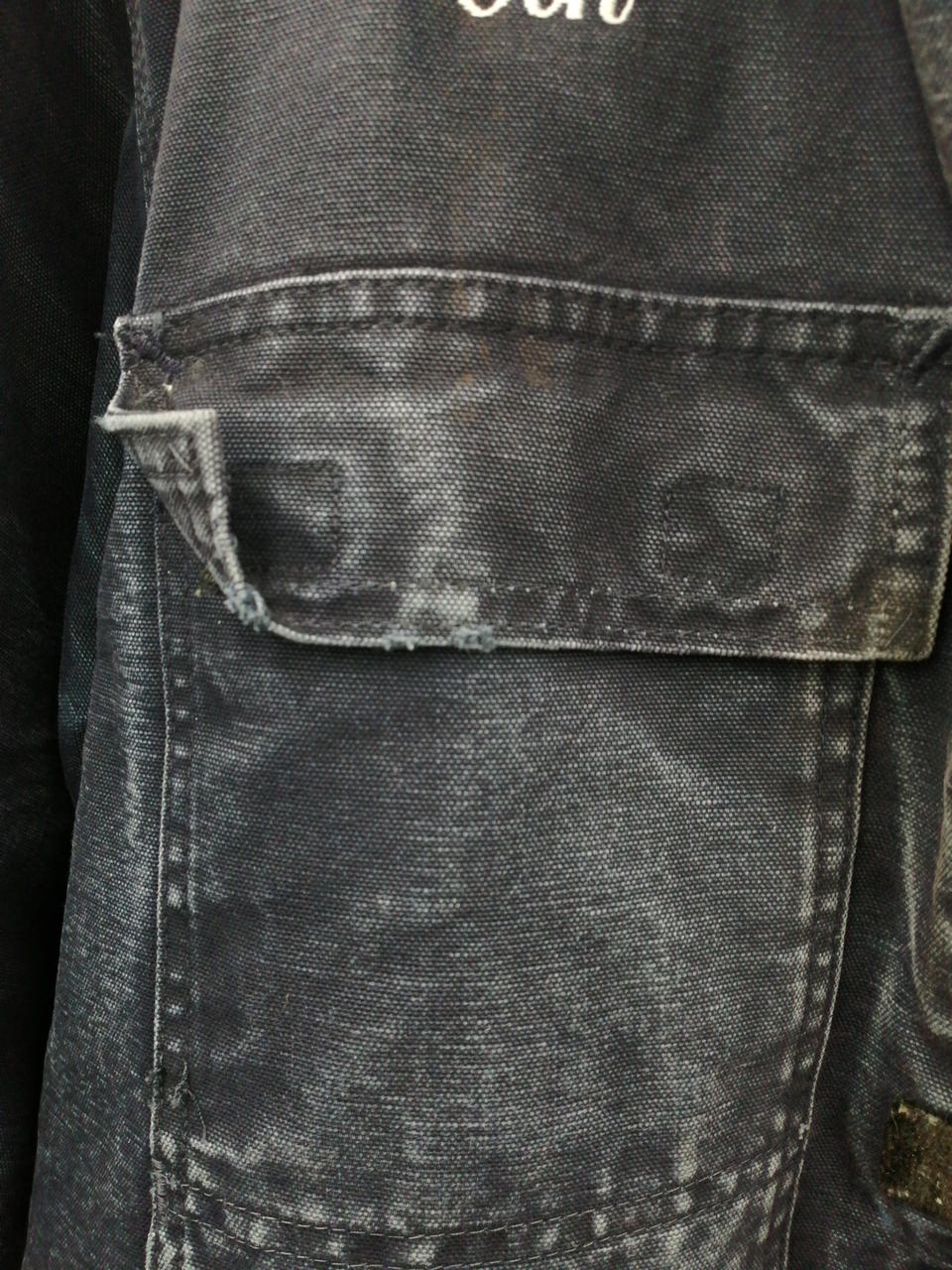 型崩れによりポケット左角が反っています