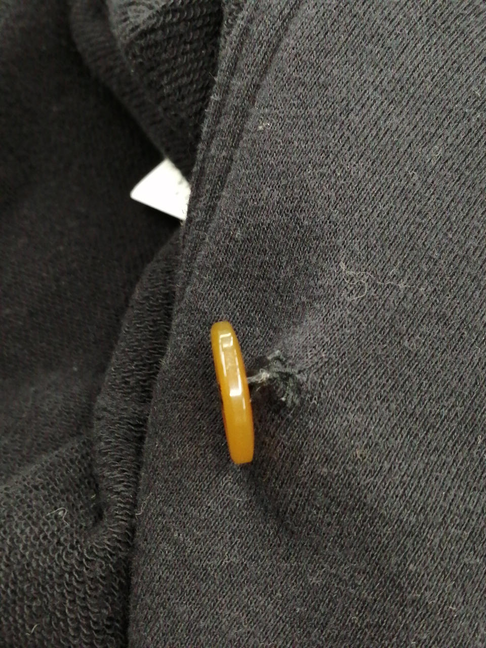 ボタン外れかけています