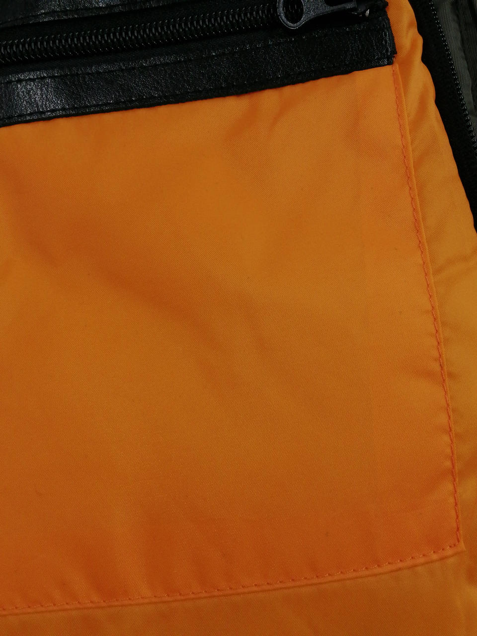 黒い斑点状のシミ有り