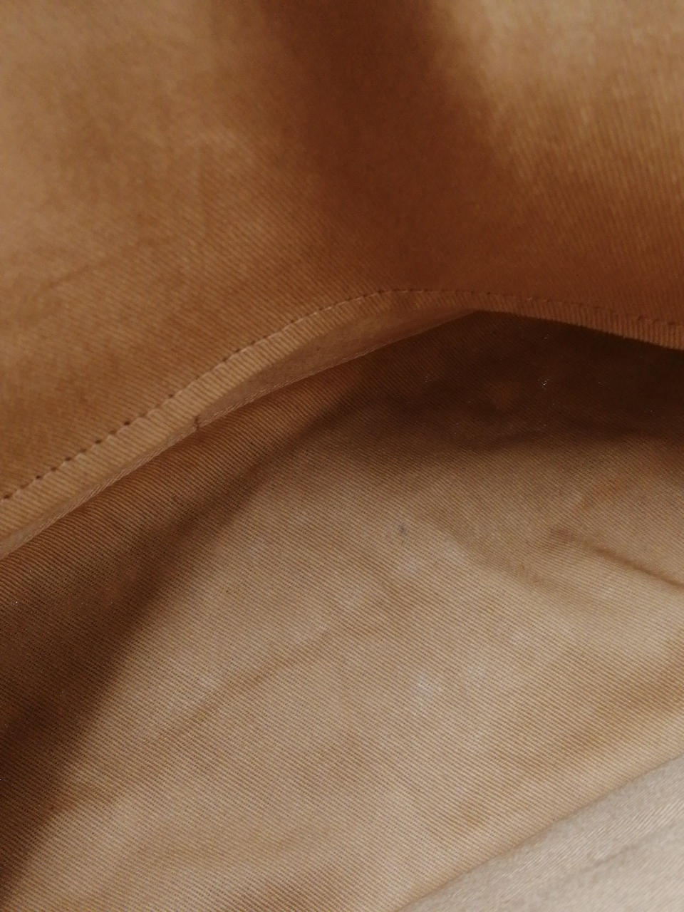 内側側面薄い黒いシミ、スレ・白いシミ有り