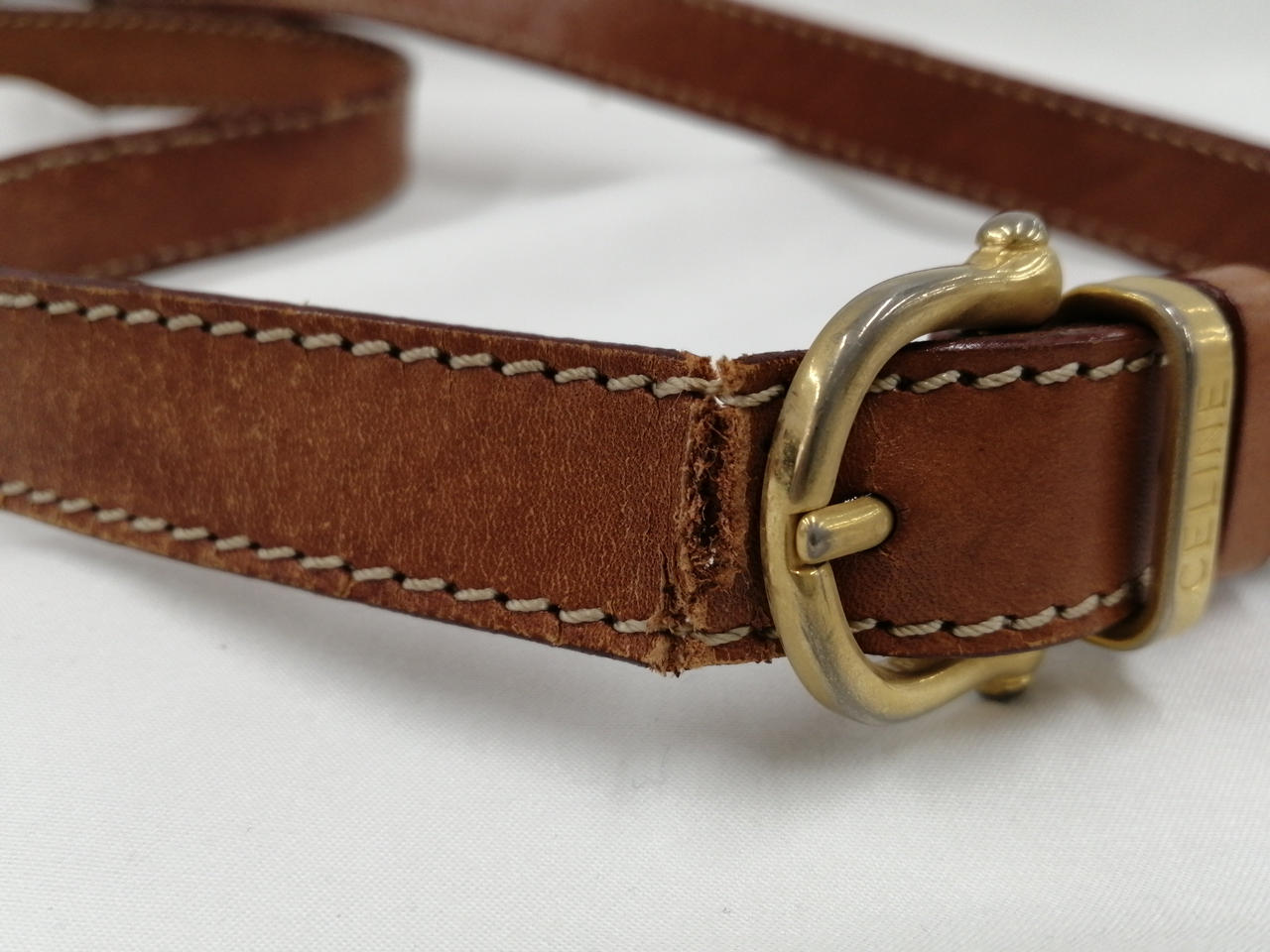 一部千切れかけています