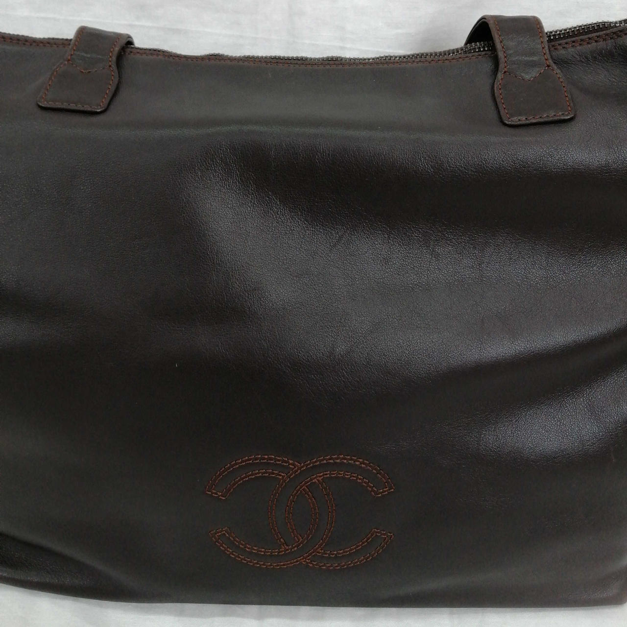 全体的に表面にキズがあります。