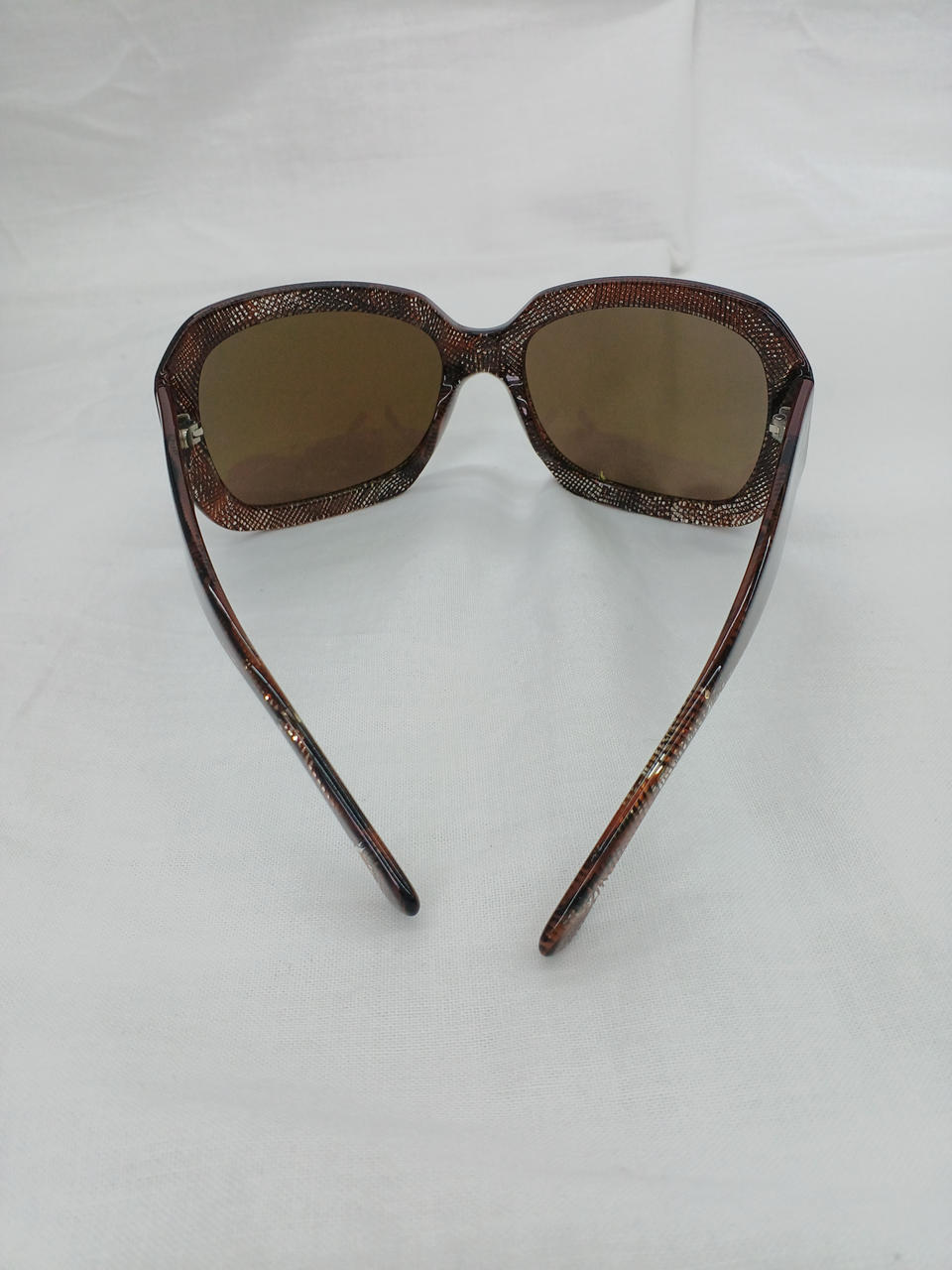 左のフレームが右側より内側に入っています