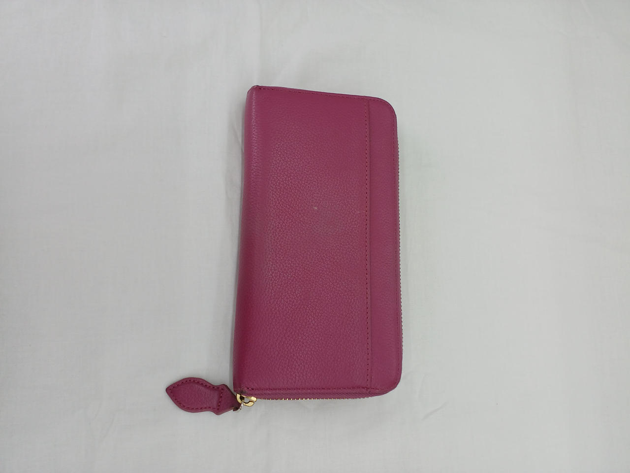 中央に小さなキズあり