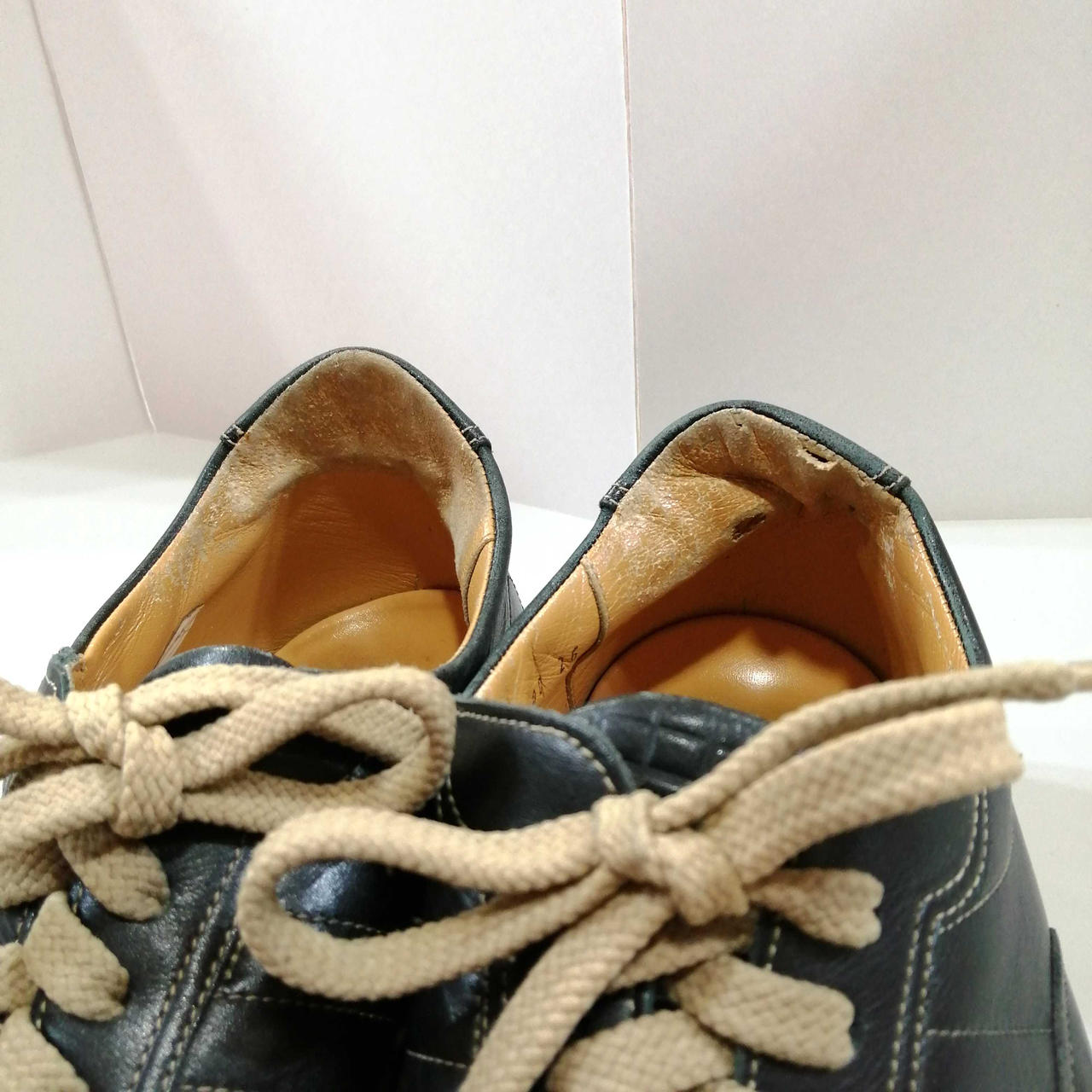 かかと内側、スレ、破け有