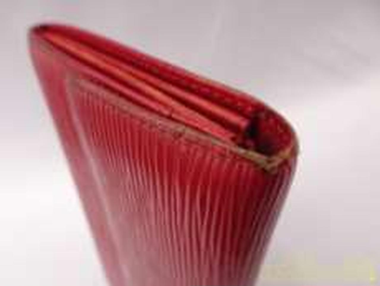 角にダメージがあります