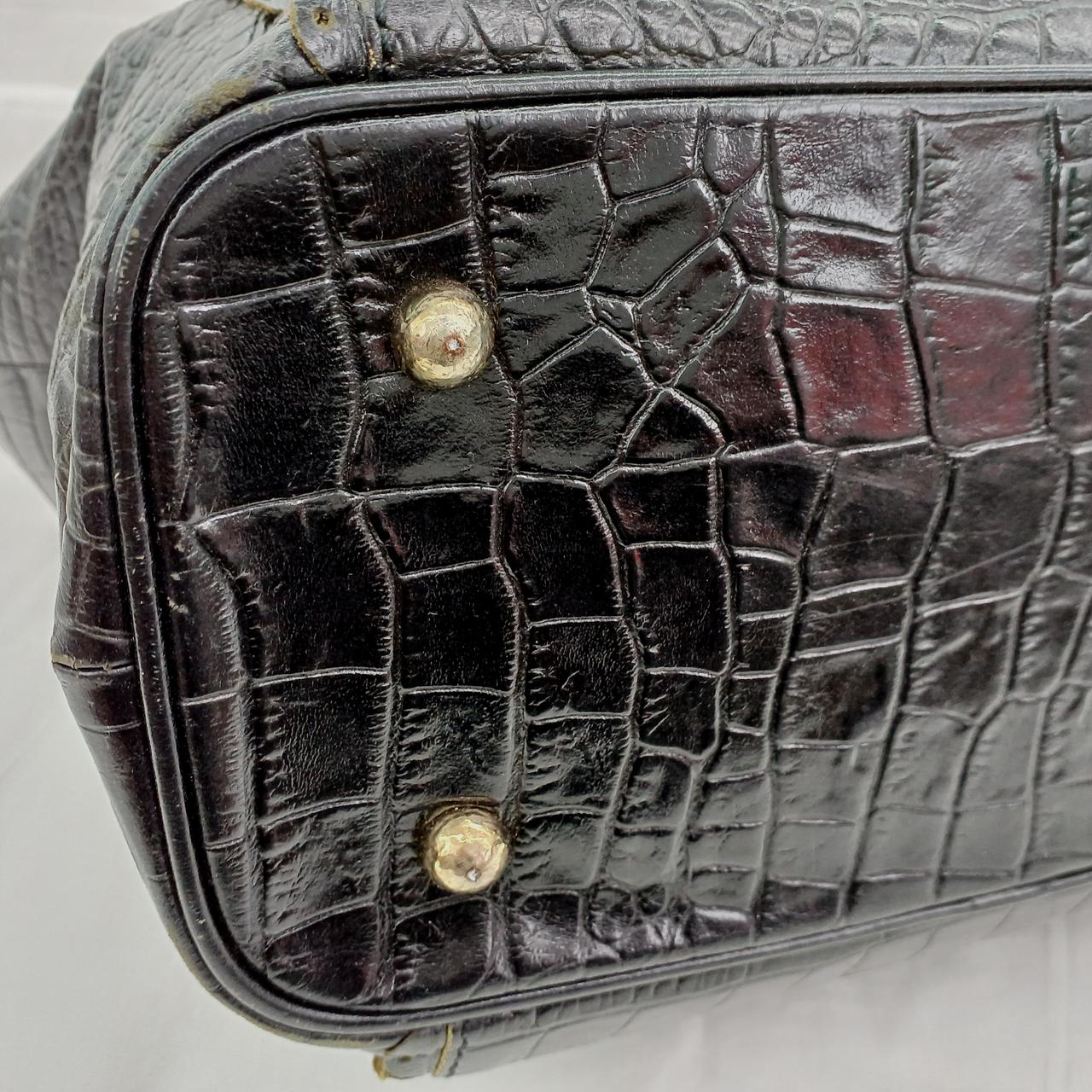 角にスレ、金具部分に傷あり