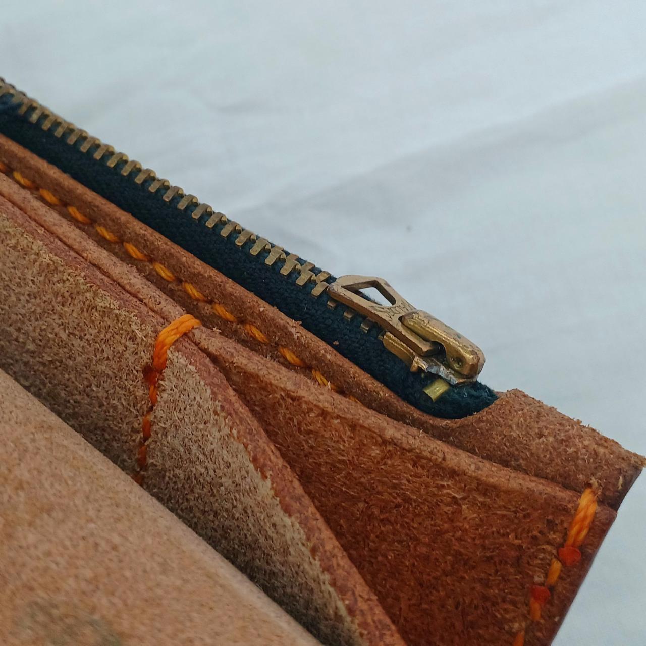 ファスナー破損あり