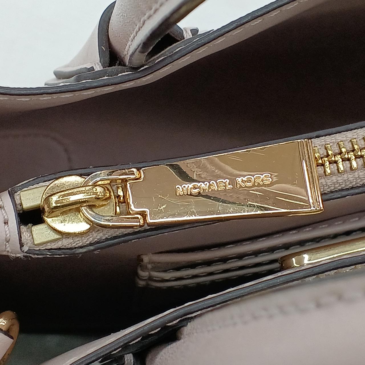 傷あり、色が剥がれている部分があります