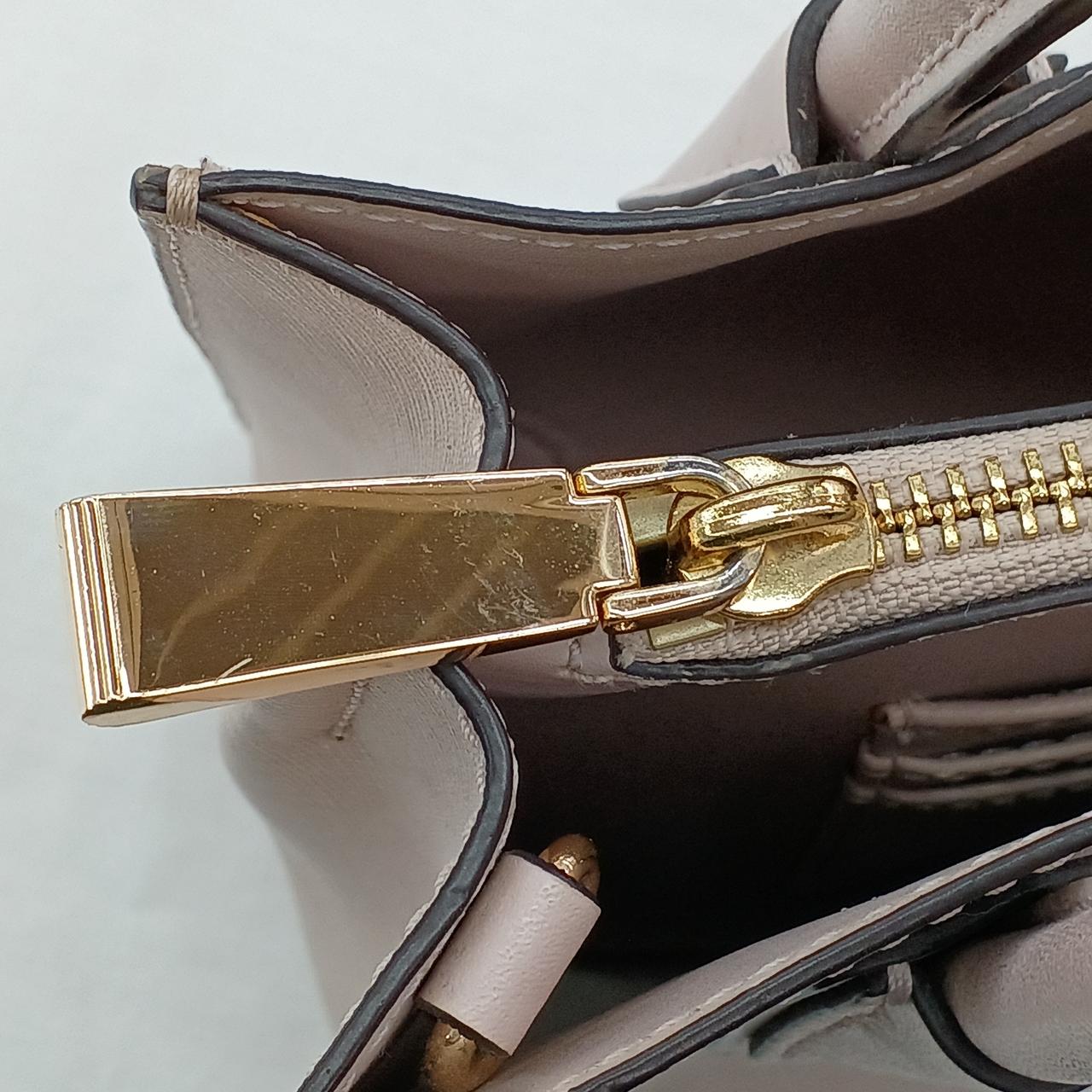 傷あり、色が剥がれている部分があります