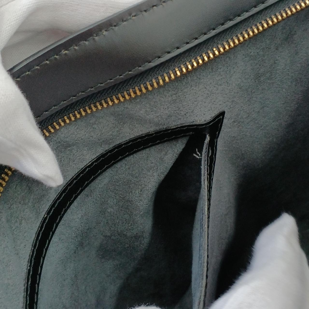 内ポケット内上部に破れあります。