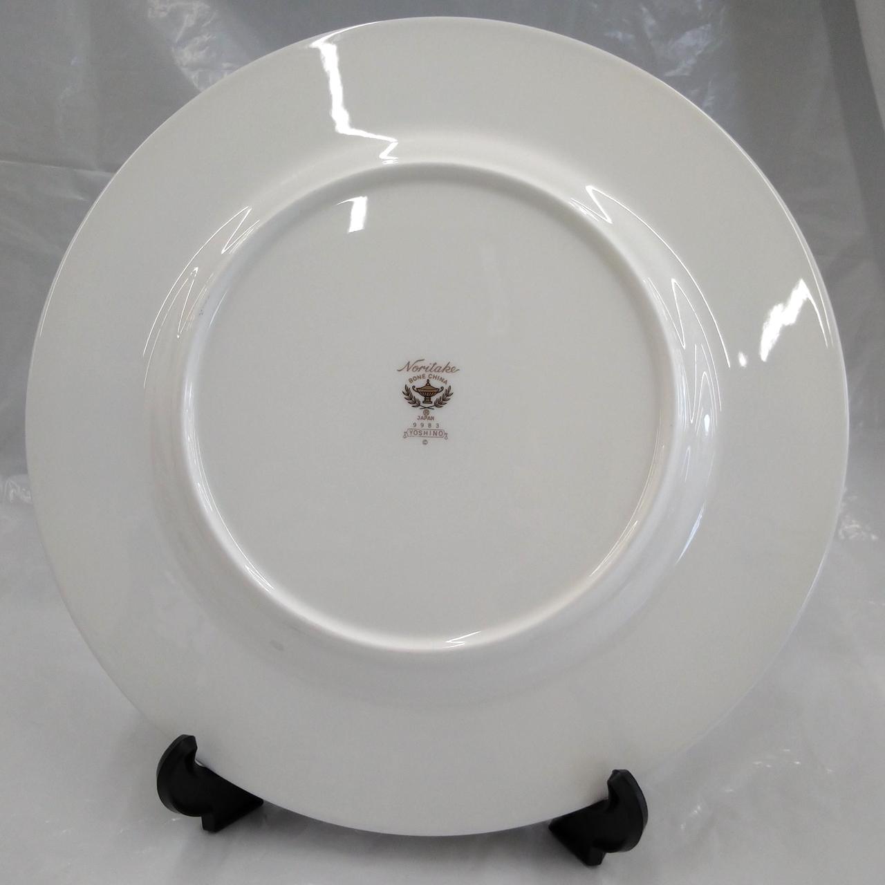 光の加減で見え難いのですが数カ所傷有り。