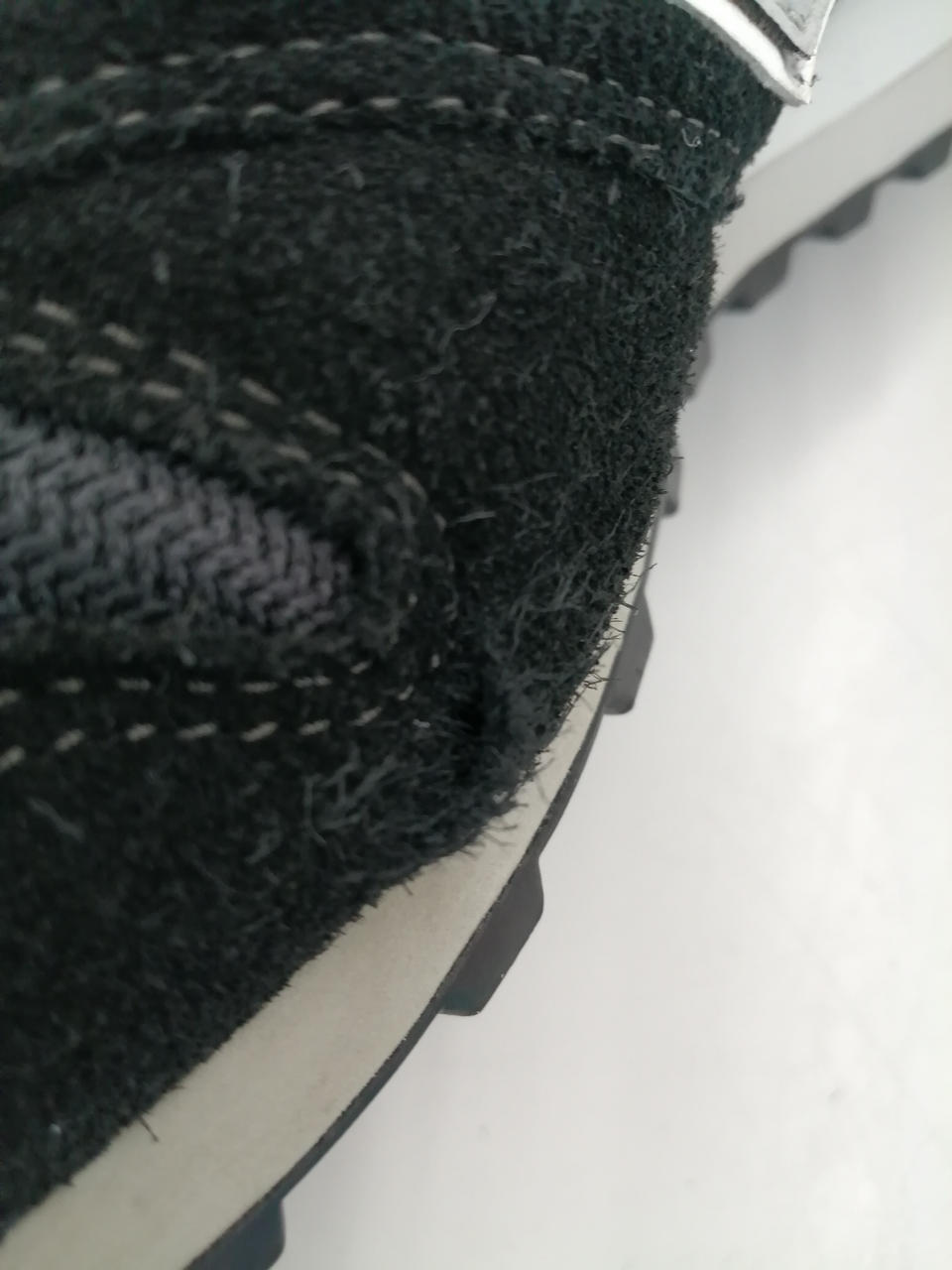 右足内側破れあり