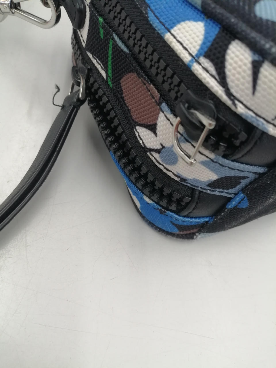 ジップ引き手のストラップ取れてます。