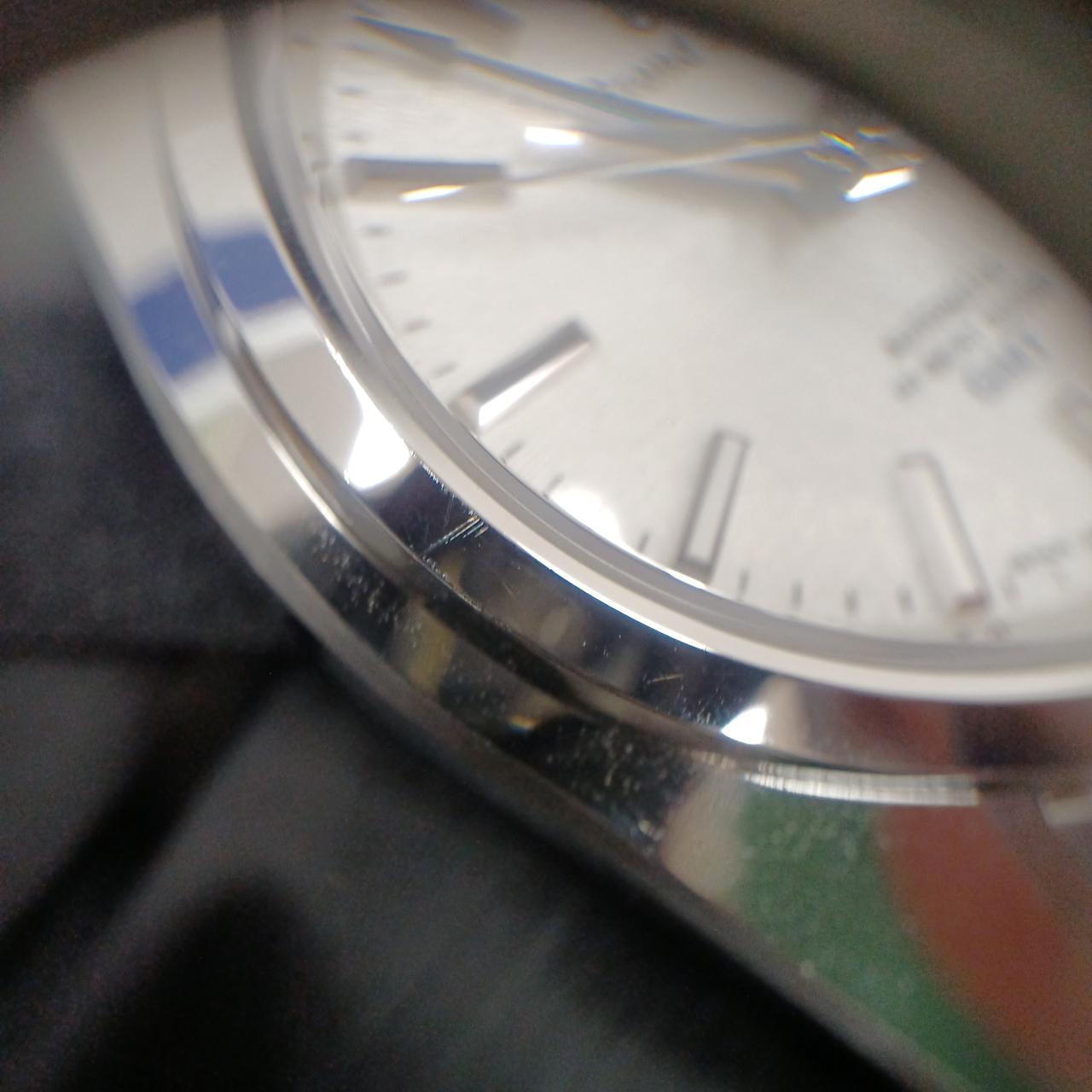 ケースの9時位置に小キズが見られます。