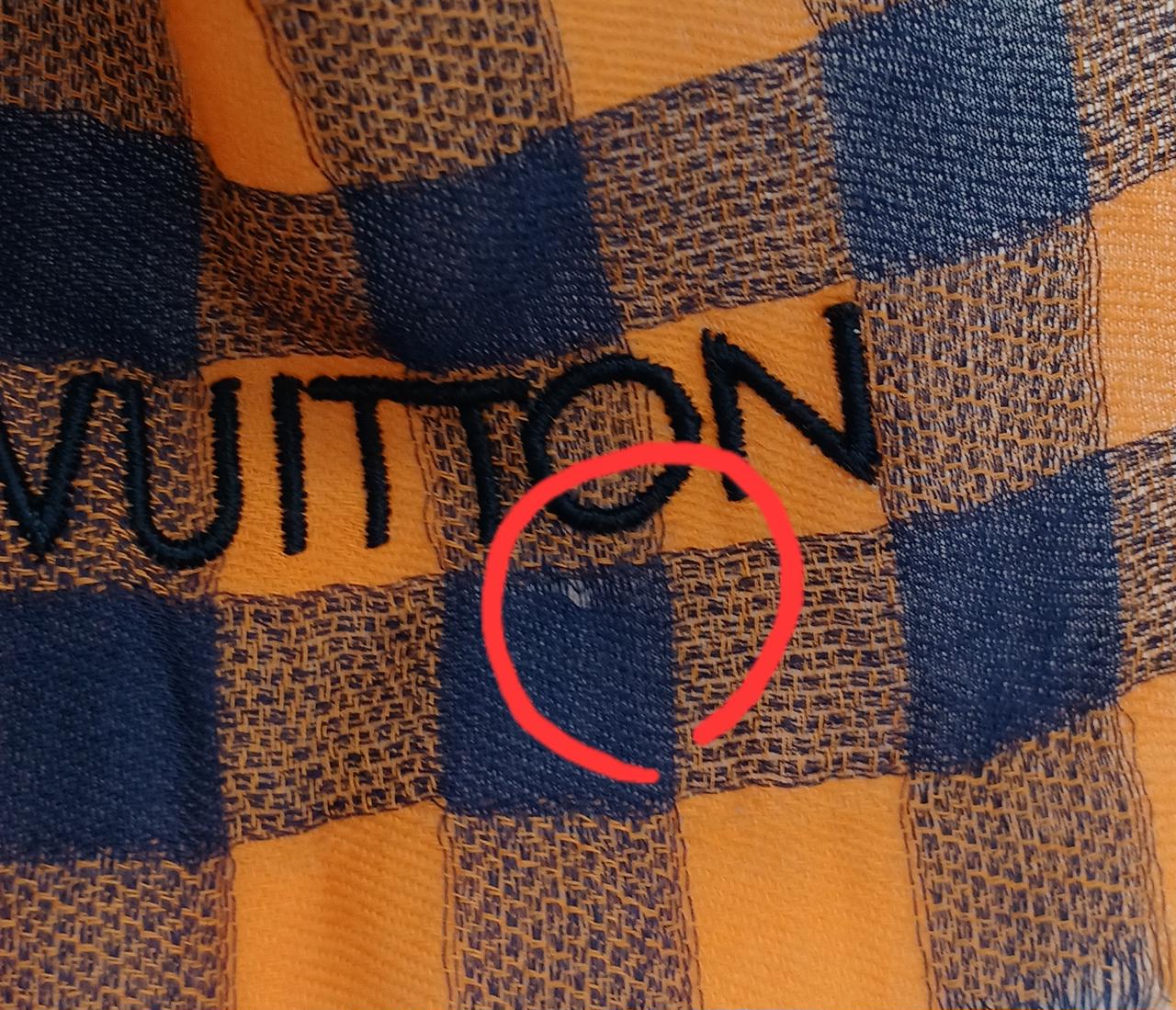 ブランド名下、小さな穴あり